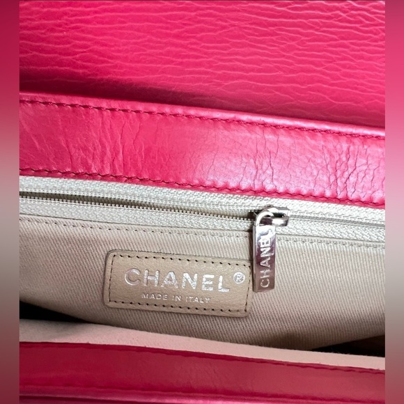 Chanel Series 19 Flap Quilted Leather
Medium Bag - Picture 5 of 13